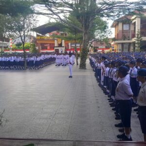 Upacara di Sekolah SMP Swasta Bintang Timur, Kapolsek Siantar Selatan manfaatkan Teknologi untuk belajar