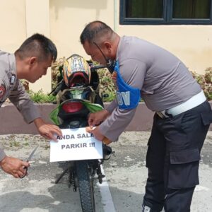 Sipropam Polres Pematangsiantar Tegur Pengendara Yang Parkir Sembarangan