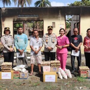 Wujud Kepedulian, Kapolres Pematangsiantar Berikan Bantuan Kepada Warga Rumahnya Terbakar