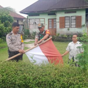 Semarakkan HUT RI Ke 79, Bhabinkamtibmas Dan Babinsa Kompak Pasang Bendera Merah Putih Di Depan Rumah Warga