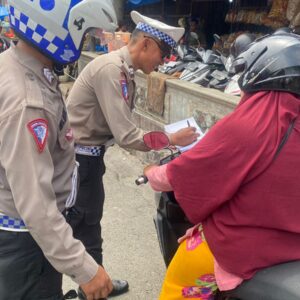 Sat Lantas Polres Pematangsiantar Lakukan Penindakan Parkir Sembarangan Sebelah Kanan Jalan Merdeka