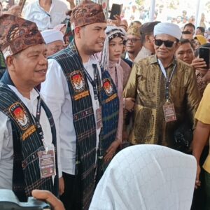 Ribuan Massa Iringi RHS-AZI Mendaftar ke KPU Simalungun