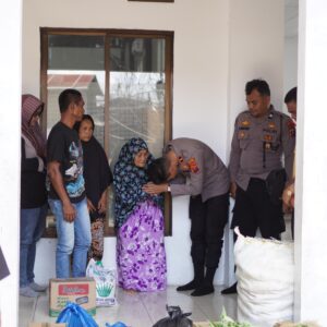 Kapolsek Siantar Barat Berbagi Kepada Warga Korban Musibah