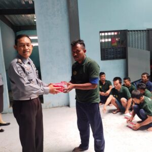 Lapas Narkotika Kelas IIA Pematangsiantar Bagikan Vitamin Kepada WBP