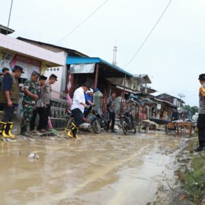 Bupati Simalungun Radiapoh Hasiholan Sinaga Sambangi Masyarakat Korban Banjir di Serbalawan
