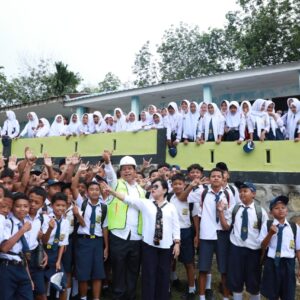Bupati Simalungun Radiapoh Hasiholan Sinaga Lakukan Peletakan Batu Pertama Ruang Kelas Baru SMP Negeri 1 Gunung Maligas