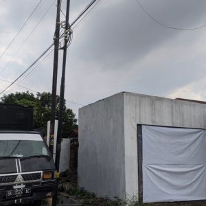 Pemasangan Tiang Provider Biznet di Siantar Tanpa Izin dan Menghalangi Jalan, Pemilik Rumah Keberatan