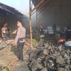Kebakaran di Gudang Pembuatan Arang, Polsek Siantar Martoba Olah TKP
