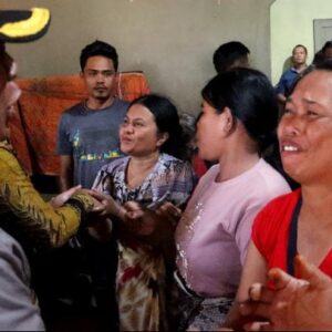 Ibu-Ibu Lamtoras Terharu Menangis Mendengar Pesan Kemanusiaan Kapolres Simalungun Sambangi Warga Sihaporas