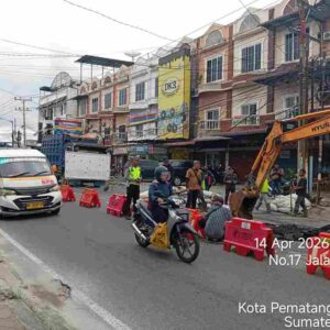 Sat Lantas Polres Pematangsiantar Survey Perbaikan Jalan Rusak dan Amblas di Jalan Gereja