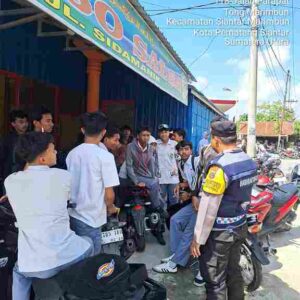 Bhabinkamtibmas Polsek Siantar Marihat Sambangi Pelajar SMA Sampaikan Himbauan Kamtibmas