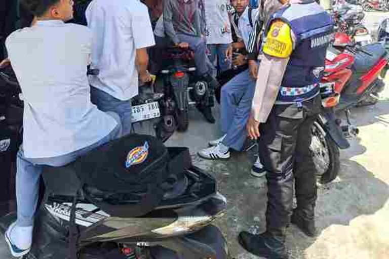 Bhabinkamtibmas Polsek Siantar Marihat Sambangi Pelajar SMA Sampaikan Himbauan Kamtibmas