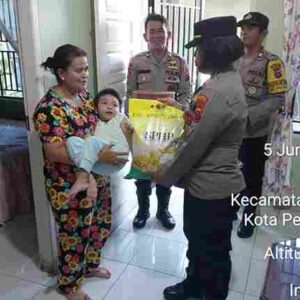 Kapolsek Siantar Utara Jumat Curhat Kamtibmas dan Berikan Bantuan kepada Balita Stunting