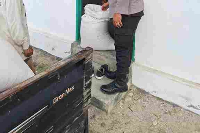 Polsek Siantar Marihat Dampingi Penjualan 450 Kg Hasil Panen Jagung Petani Binaan ke Bulog