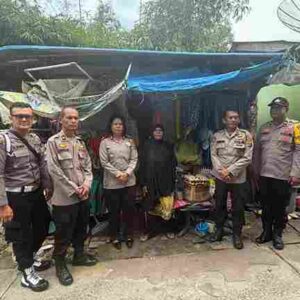 Sambut HUT Bhayangkara Ke 80 Tahun 2026, Polsek Siantar Utara Berikan Bansos kepada Warga Kurang Mampu door tu door