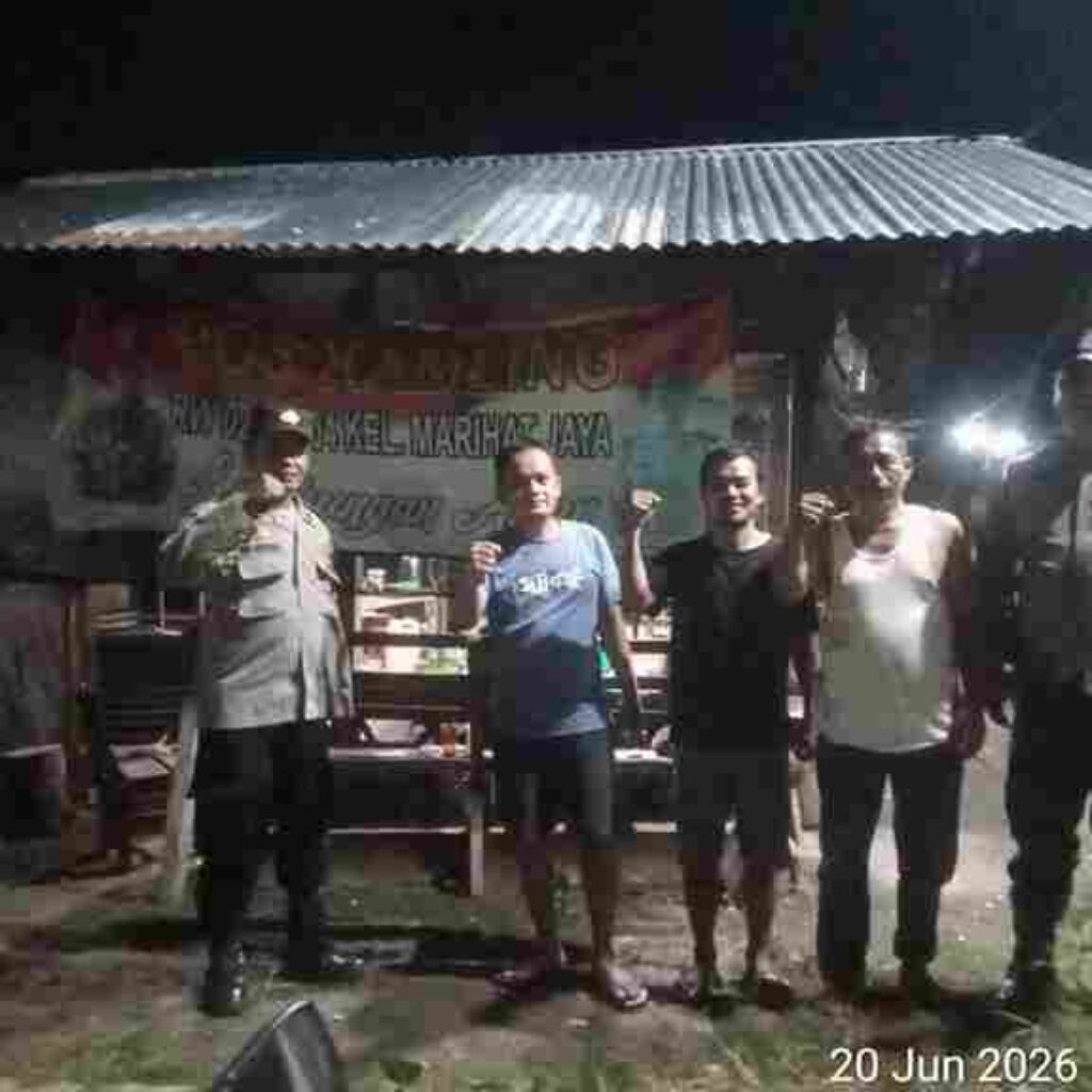 Polsek Siantar Marihat Laksanakan SALING di Pos Kamling Saat Jaga Malam