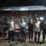 Polsek Siantar Marihat Laksanakan SALING di Pos Kamling Saat Jaga Malam