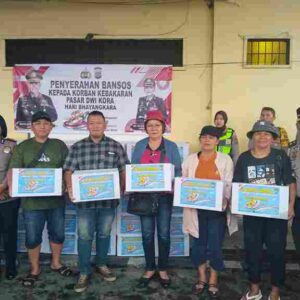 Sambut HUT Bhayangkara Ke 80, Polres Pematangsianțar Berikan Bansos Kepada Korban Kebakaran Kios Pasar Dwikora