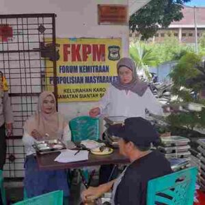 Bhabinkamtibmas Polsek Siantar Selatan Monitoring Distribusi MBG kepada Warga di Kantor Kelurahan Karo