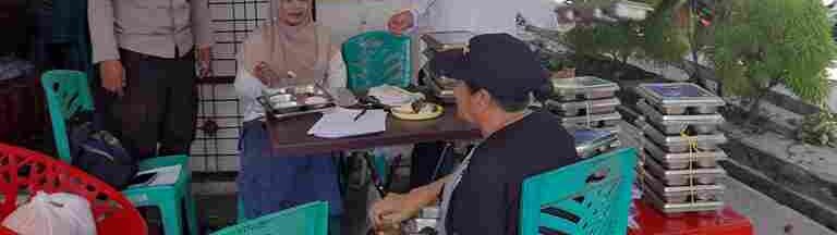Bhabinkamtibmas Polsek Siantar Selatan Monitoring Distribusi MBG kepada Warga di Kantor Kelurahan Karo
