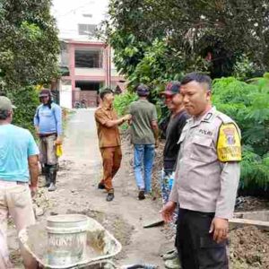 Bhabinkamtibmas Polsek Siantar Selatan Sambangi Pokmas Perbaikan Saluran Air di Jalan Kisaran