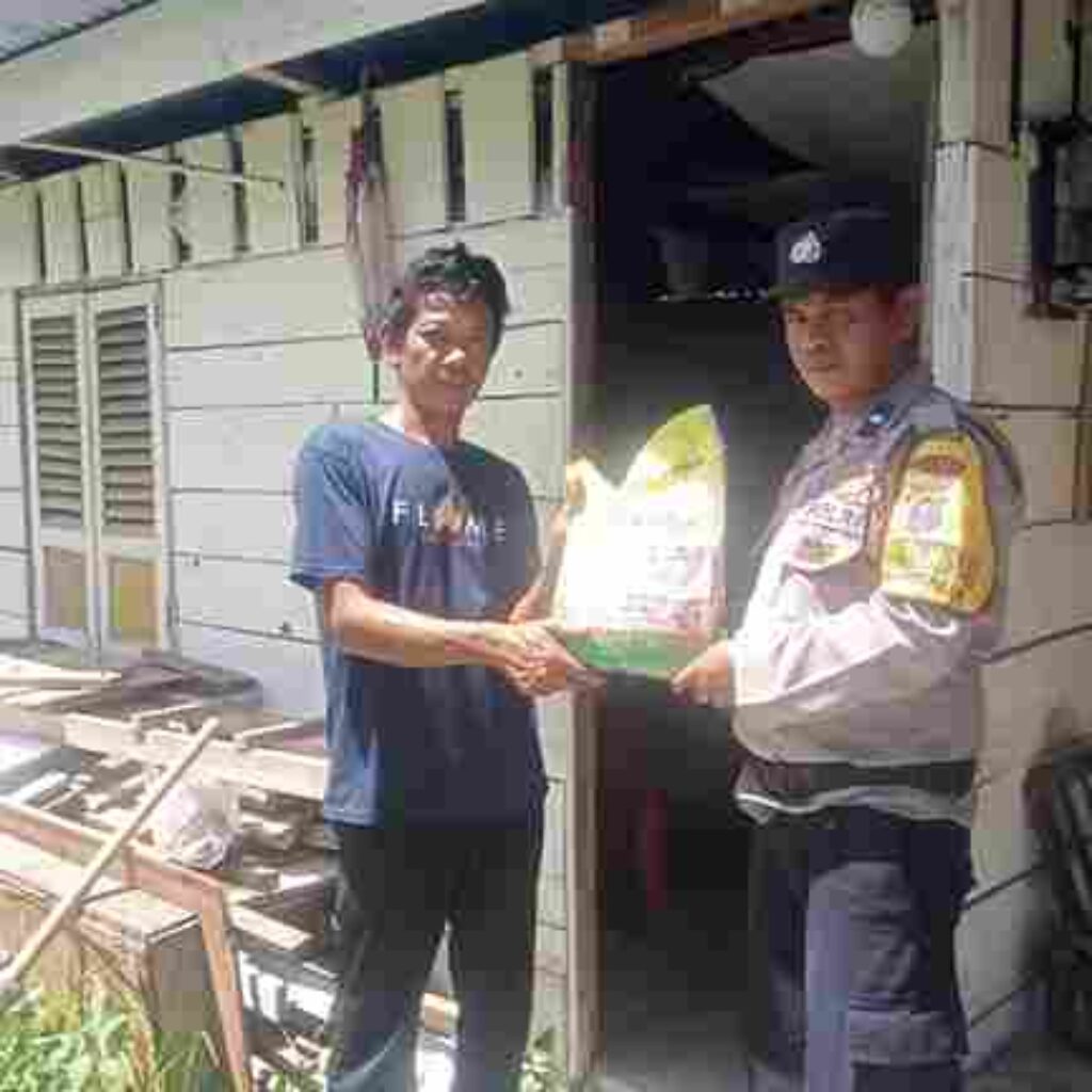 HUT Bhayangkara Ke 80, Polsek Siantar Marihat Salurkan Bansos Kapolres Pematangsiantar Kepada Warga Kurang Mampu