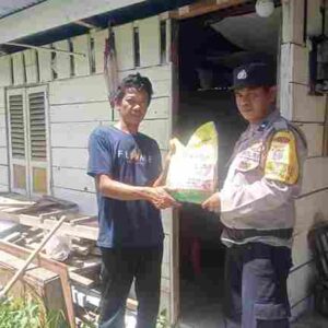 HUT Bhayangkara Ke 80, Polsek Siantar Marihat Salurkan Bansos Kapolres Pematangsiantar Kepada Warga Kurang Mampu