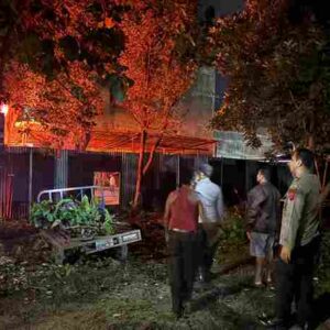Kaposlek Sianțar Utara Cek TKP Kebakaran Bengkel Mobil di Jalan SM Raja