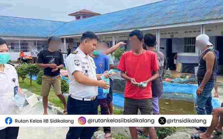 Antisipasi Dampak Kabut Asap, Rutan Kelas IIB Sidikalang Bagikan Masker dan Tempel Stiker Aturan Kesehatan bagi Warga Binaan