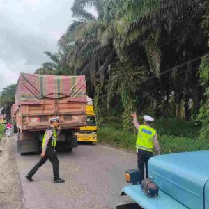 Sigap Urai Kemacetan, Satlantas Simalungun Buka Tutup Arus Lalin Imbas Truk Muatan Batu Bata Patah As di Marjandi
