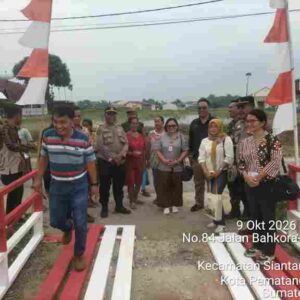 Polisi Bersama Masyrakat, Polsek Siantar Marihat Renovasi Jembatan Merah Putih di Kelurahan Suka Raja