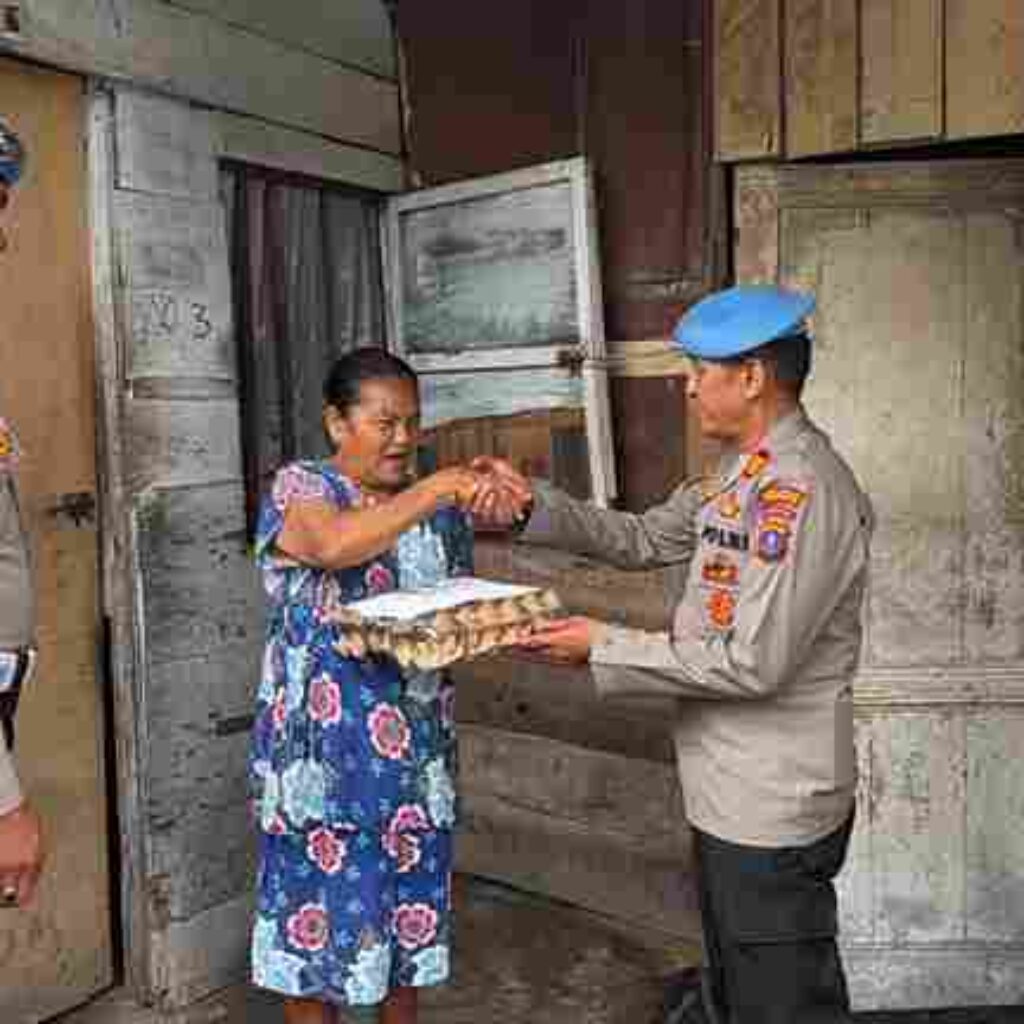 Sambut HUT Ke 24, Propam Polres Pematangsiantar Berikan Bantuan Sembako Kepada Warga