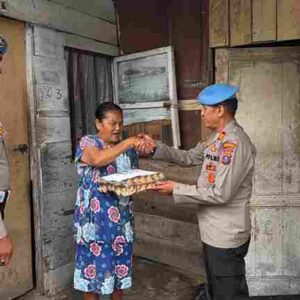 Sambut HUT Ke 24, Propam Polres Pematangsiantar Berikan Bantuan Sembako Kepada Warga