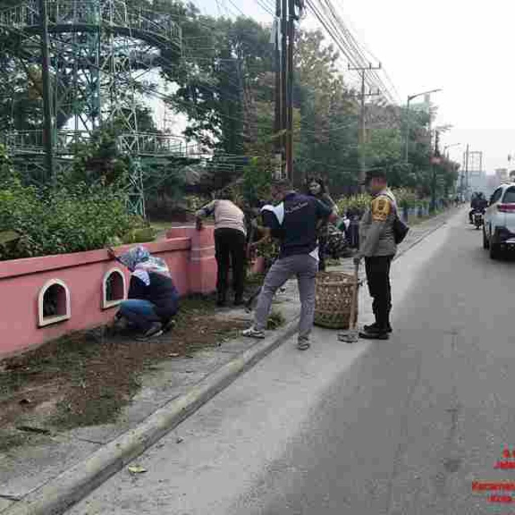 Polsek Siantar Selatan Bersama Pihak Kecamatan dan Koramil Gotong Royong Massal di Jalan Gereja