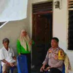 Bhabinkamtibmas Bantu Daftarkan Warga Kurang Mampu Untuk Dapatkan Bansos PKH dan BPNT