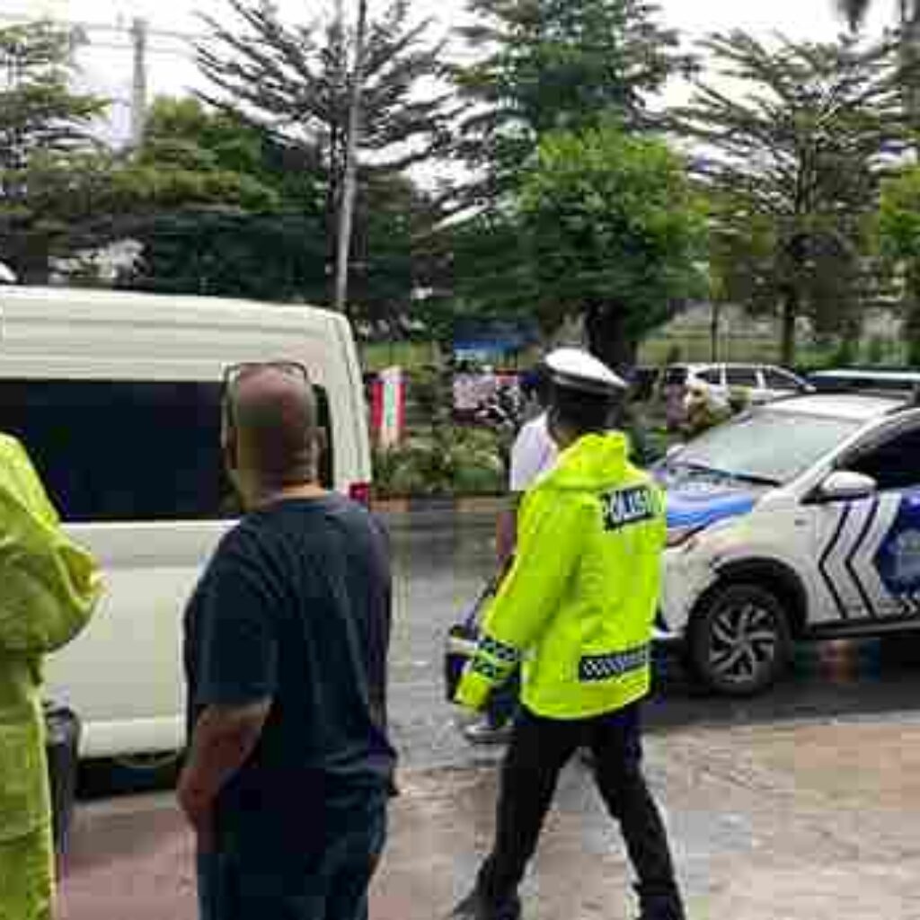 Sat Lantas Polres Pematangsiantar Edukasi Tertib Berlalu Lintas di Halte Travel Platinum & Boby Paradep