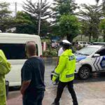 Sat Lantas Polres Pematangsiantar Edukasi Tertib Berlalu Lintas di Halte Travel Platinum & Boby Paradep
