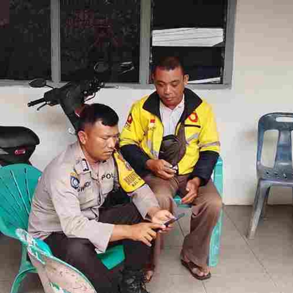 Bhabinkamtibmas Polsek Siantar Selatan Mendata Warga Untuk Dimasukkan Dalam Aplikasi Parlinsos