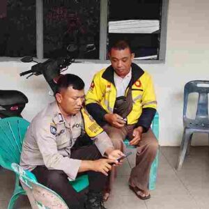 Bhabinkamtibmas Polsek Siantar Selatan Mendata Warga Untuk Dimasukkan Dalam Aplikasi Parlinsos