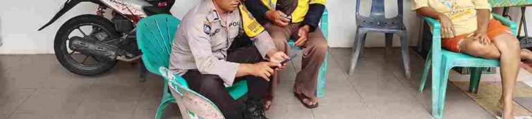 Bhabinkamtibmas Polsek Siantar Selatan Mendata Warga Untuk Dimasukkan Dalam Aplikasi Parlinsos