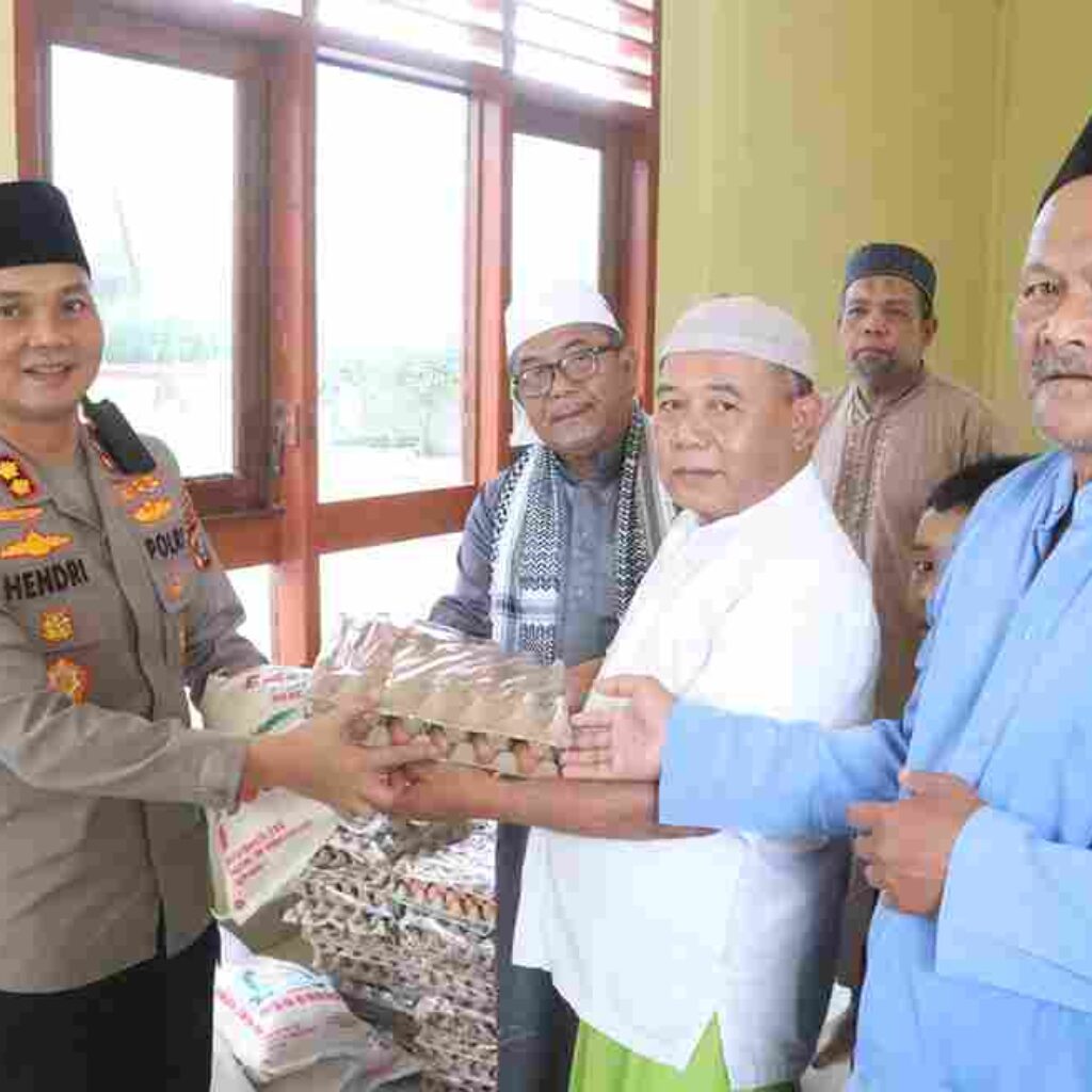 Jumat Keliling di Masjid Ar Rahman, Kapolres Simalungun Serap Aspirasi Warga dan Salurkan Bantuan untuk Kaum Duafa