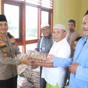 Jumat Keliling di Masjid Ar Rahman, Kapolres Simalungun Serap Aspirasi Warga dan Salurkan Bantuan untuk Kaum Duafa