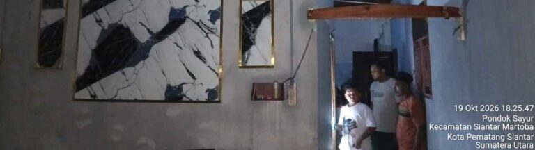 Polsek Siantar Martoba Respon Cepat Cek Rumah Warga Terkena Angin kencang di Gang Setia Baru