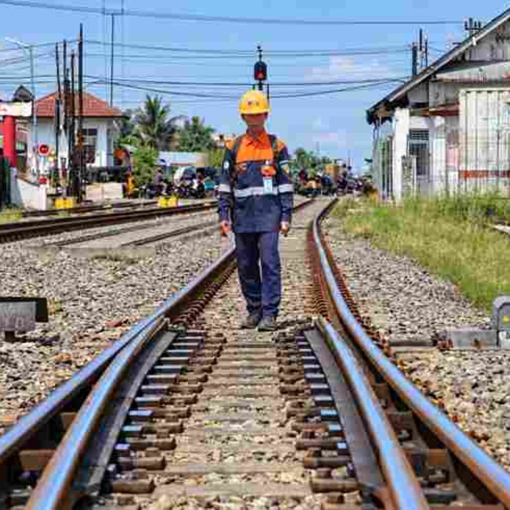 Di Balik Perjalanan Kereta di Sumut, Ada Petugas yang Memeriksa Jalur dengan Berjalan Kaki