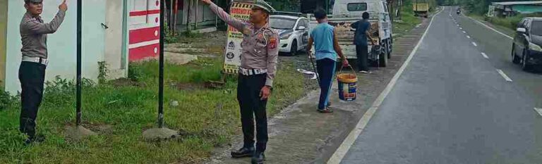 Tekan Angka Kecelakaan, Sat Lantas Polres Simalungun Pasang Rambu Rawan Laka di Jalur Pematangsiantar–Saribudolok