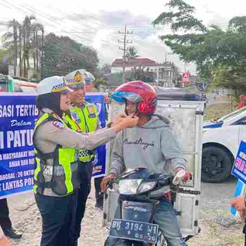 Tebar Kepedulian di Jalan, Satlantas Polres Simalungun Bagikan Helm dan Cokelat saat Ops Patuh Toba 2026