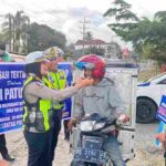 Tebar Kepedulian di Jalan, Satlantas Polres Simalungun Bagikan Helm dan Cokelat saat Ops Patuh Toba 2026