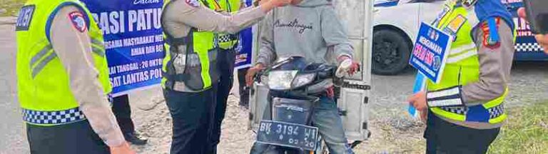 Tebar Kepedulian di Jalan, Satlantas Polres Simalungun Bagikan Helm dan Cokelat saat Ops Patuh Toba 2026