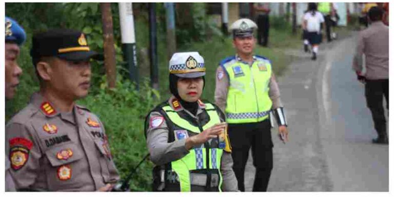 Kapolres Simalungun Turun Langsung Atur Lalu Lintas Jam Sibuk Pagi di Simpang Polsek Panei Tongah, Imbau Sopir Tak Angkut Penumpang di Atas Kap Mobil