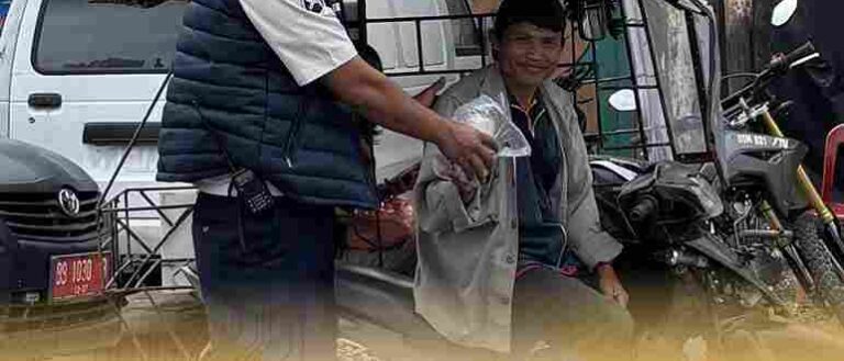 Wujudkan Kepedulian Sosial, Lapas Siborongborong Bagikan Makan Siang Gratis di Terminal Siborongborong